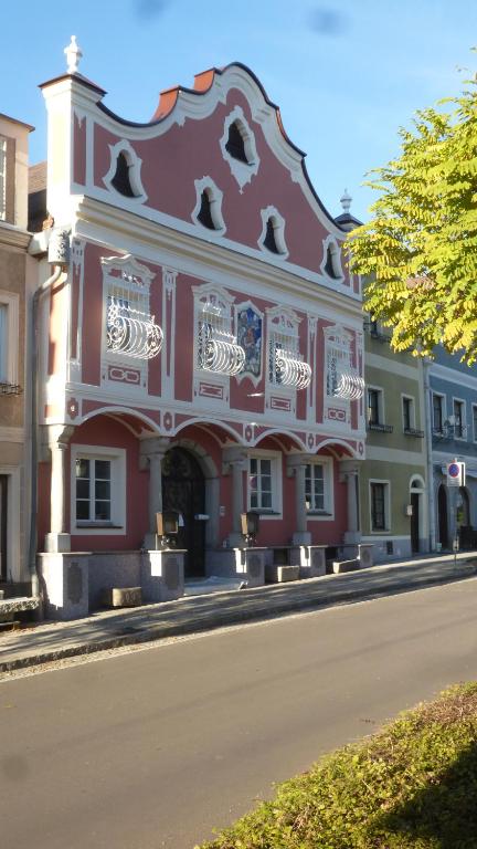 Historische Fassade des Hotel Schröckmayr-Kastner in Neufelden